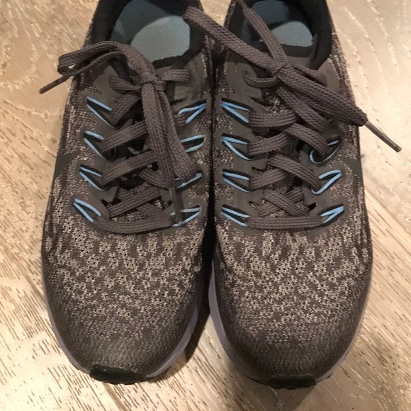 Kids size 2.5 nike zooms - Picture 1 of 2